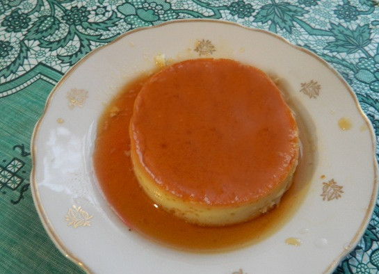 1. Этап. Флан испанский: Чтобы извлечь флан из формочки, необходимо по краю провести теплым ножом. Затем накрыть плоской тарелкой форму и перевернуть.