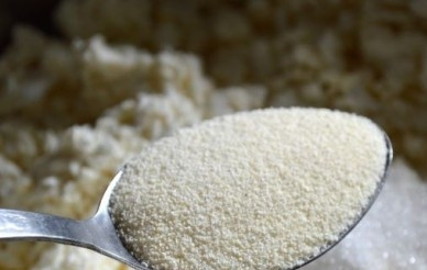 1. Этап. Творожная запеканка на кефире в мультиварке: Добавляем к творогу манку. Ее можно добавлять сухой, а можно замочить в кефире минут на 20.