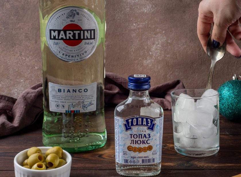 1. Этап. Коктейль Мартини с водкой: Размешайте обратной стороной ложки 8-10 секунд.