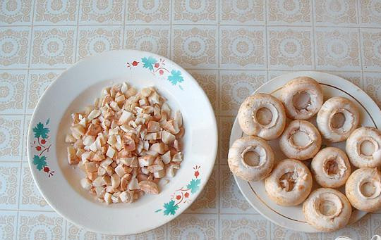 1. Этап. Фаршированные шампиньоны в фольге: 1. Первым делом промоем шампиньоны, почистим и отделим шляпки от ножек. Это надо делать аккуратно, чтобы не сломать шляпки, и полностью вынуть ножки.