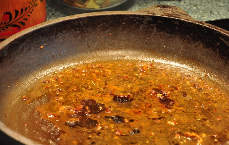 1. Этап. Грибы шиитаке в духовке: В прогретое масло в сковороде добавьте муку. Помешивая, готовьте смесь 2 минуты. Затем влейте воду от грибов. Варите всё вместе 5 минут.