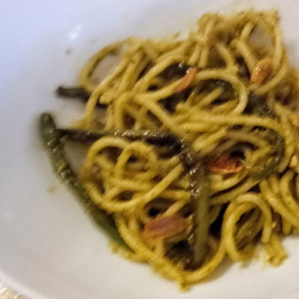 Спагетти с песто, миндалём и стручковой фасолью