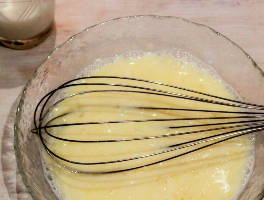 1. Этап. Жареная колбаса: 4. Добавляем молоко и продолжаем взбивать. Соль и специи добавляйте по вкусу.