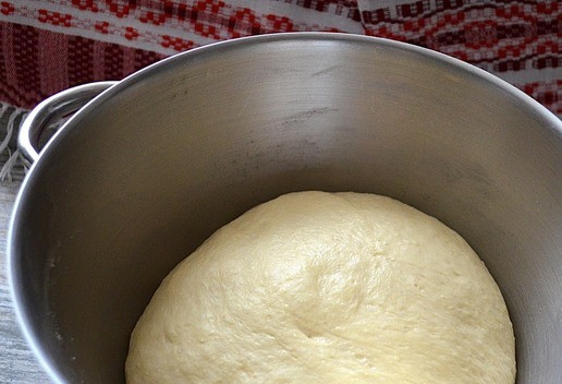 1. Этап. Маковые булочки под шоколадом: Тесто должно увеличиться в 2-2,5 раза.