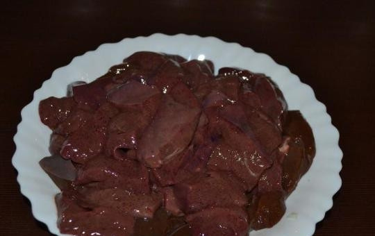 1. Этап. Печеночные оладьи из свиной печени: Печень очень хорошо промываем, очищаем от пленки и протоков и нарезаем кусками.