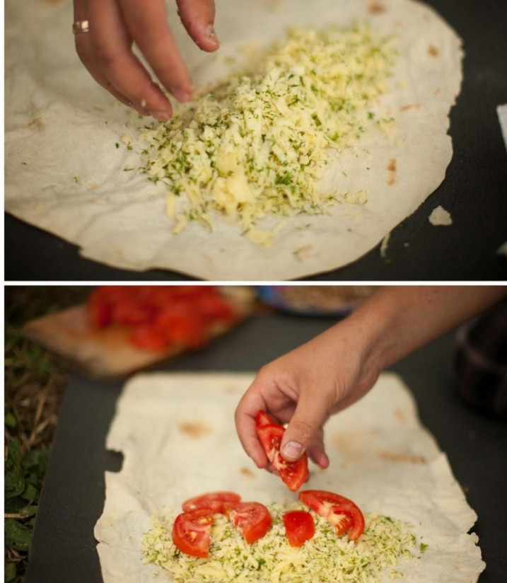 1. Этап. Лаваш с адыгейским сыром и зеленью: 4. Расправляем лаваш, в середину выкладываем нашу начинку: сразу промазываем сыром с зеленью, а сверху выкладываем нарезанные помидоры.