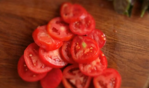 1. Этап. Нейжнейшее куриное филе в духовке: 2. Помидоры нарежьте тонкими кольцами.