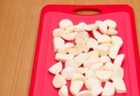 1. Этап. Салат с моцареллой и креветками: Предварительно отварите и почистите, а также — остудите креветки. Моцареллу нарежьте небольшими кусочками, помидоры помойте и разделите на половинки или четвертинки.