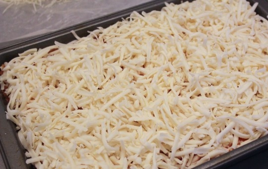 1. Этап. Лазанья с готовыми листами: Посыпьте все сверху натертым сыром моцарелла и поставьте в духовку.