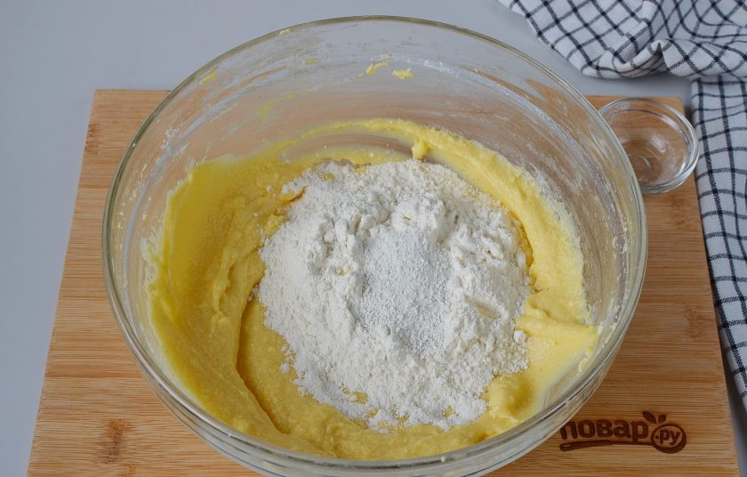 1. Этап. Пирог с клюквой и штрейзельной крошкой: Всыпьте муку и разрыхлитель. Перемешивайте миксером на низких оборотах.