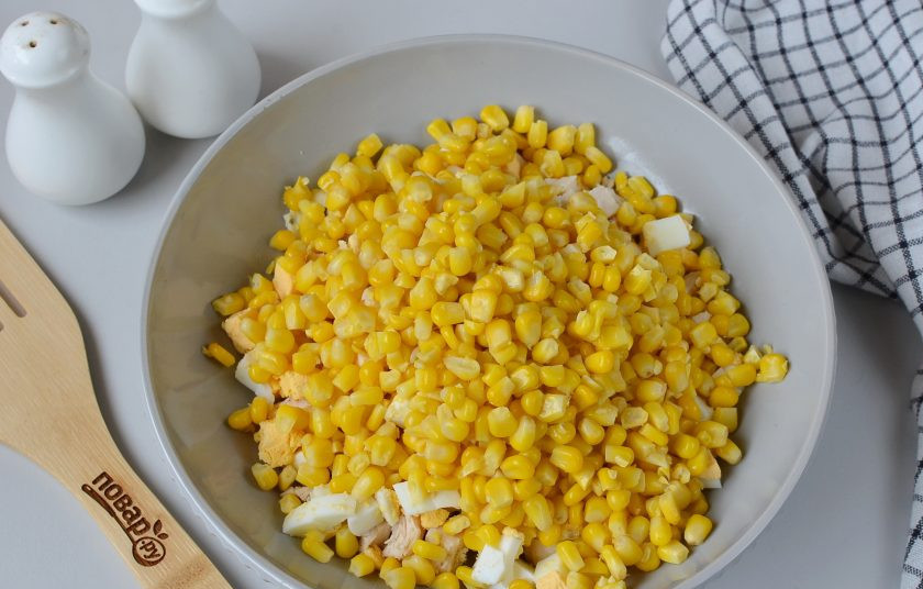 1. Этап. Салат из курицы с огурцом и кукурузой: Добавьте консервированную кукурузу.