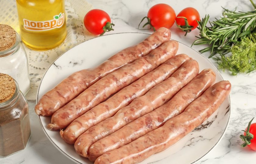 1. Этап. Балканские колбаски: Промойте кишки и завяжите один конец ниткой или сделайте узел на самой кишке. Наполните ее фаршем, проталкивая его через специальную насадку от мясорубки или срезанное горлышко пластиковой бутылки. Через равные отрезки кишки перевязывайте ее, создавая порционные колбаски. Протыкайте кишку иголкой, чтобы выпустить пузырьки воздуха.