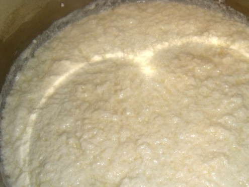 1. Этап. Рассол для брынзы: 3. Как только молоко начнет нагреваться и сворачиваться (появление комочков), добавляем к нему 2 столовые ложки лимонного сока, перемешиваем и оставляем на огне еще минуту, после чего убираем с плиты.