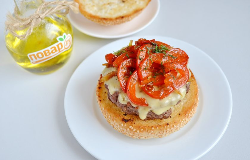 1. Этап. Очень вкусный бургер: 10. Сверху — жареный перец с луком. Можно посыпать свежей зеленью, которая есть в доме.