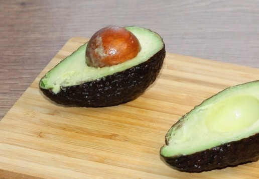 1. Этап. Авокадо, фаршированный тунцом и вяленым перцем: 2. Разрежьте авокадо вдоль, пополам и удалите косточку.