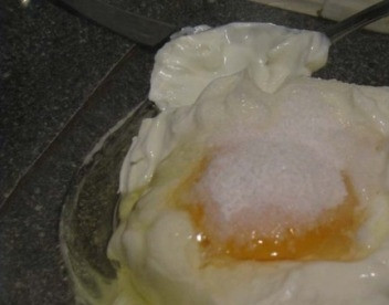 1. Этап. Творожно-лимонная запеканка: Выкладываем подготовленный творог в миску, добавляем яйцо и сахар, обычный (3 столовые ложки) и ванильный. Перемешайте.