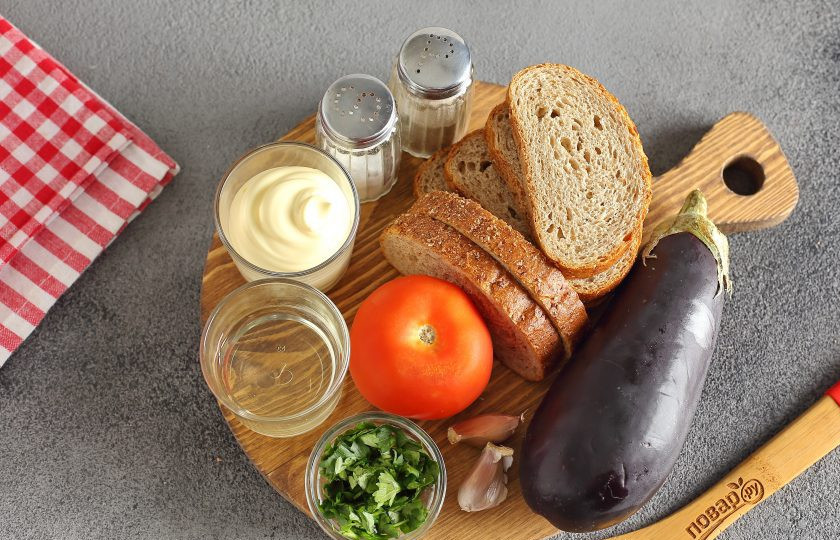1. Этап. Бутерброды с баклажанами и помидором: Подготовьте все ингредиенты.
