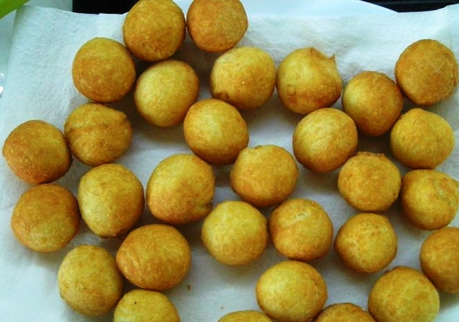 1. Этап. Баурсаки из кислого теста: Разогрейте масло для фритюра и обжарьте баурсаки до золотистого цвета. При этом постоянно помешивайте. Готовым пончикам дайте немного стечь от лишнего масла и подайте на стол.