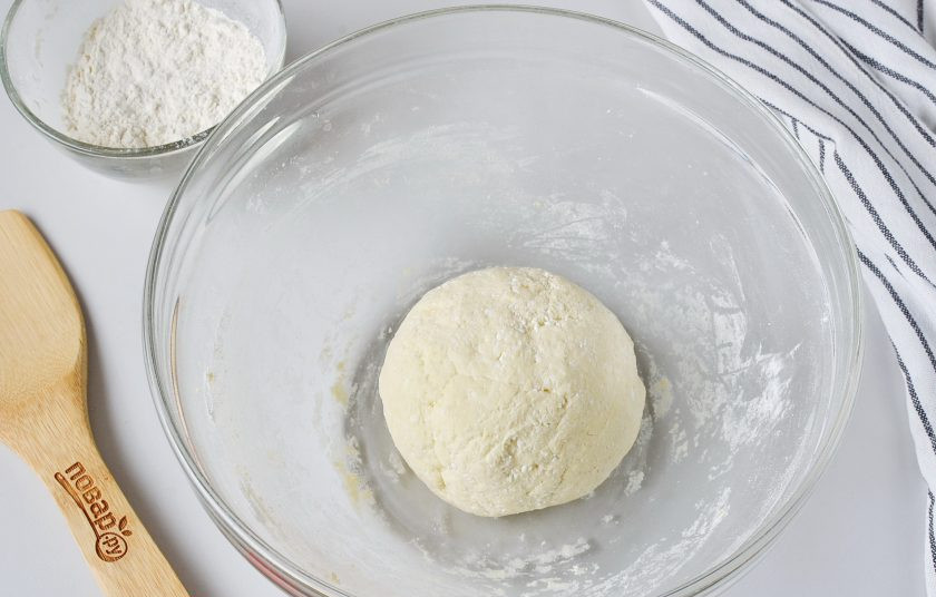 1. Этап. Ленивые вареники из рикотты: Сначала перемешивайте тесто вилочкой, а потом немного доведите на подпыленном столе до плотного колобка.