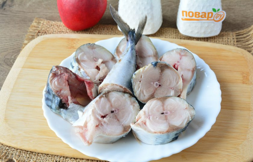 1. Этап. Скумбрия с яблоками запеченная в духовке: Наполовину размороженную рыбу почистите, нарежьте на порционные кусочки.