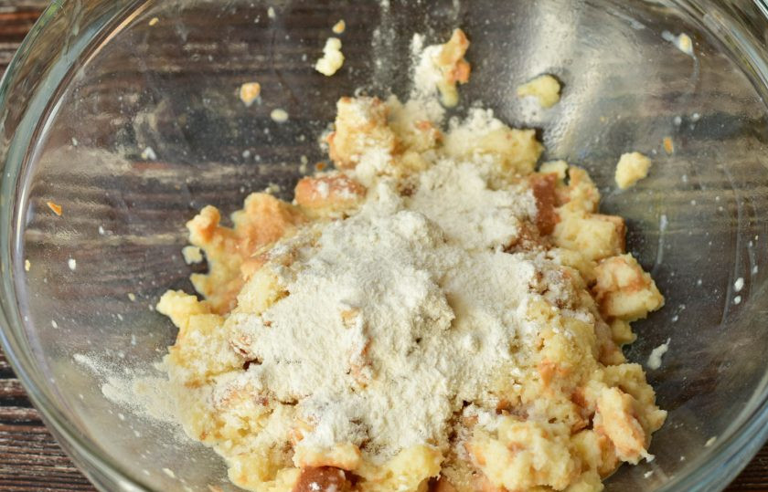 1. Этап. Чешские галушки: Добавьте муку и еще раз все перемешайте.