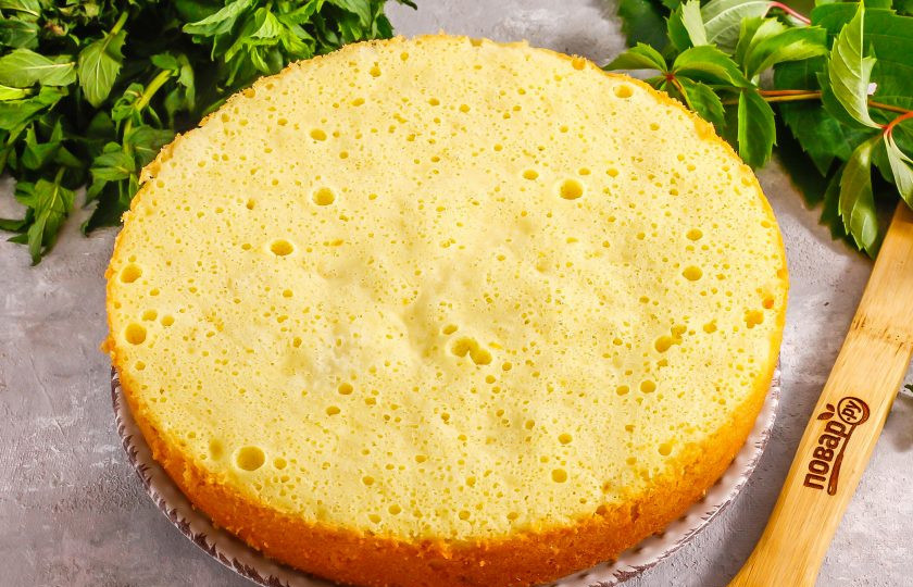 1. Этап. Лимонно-ягодный торт: Готовый бисквит извлеките и остудите. Затем разрежьте горизонтально на два коржа.