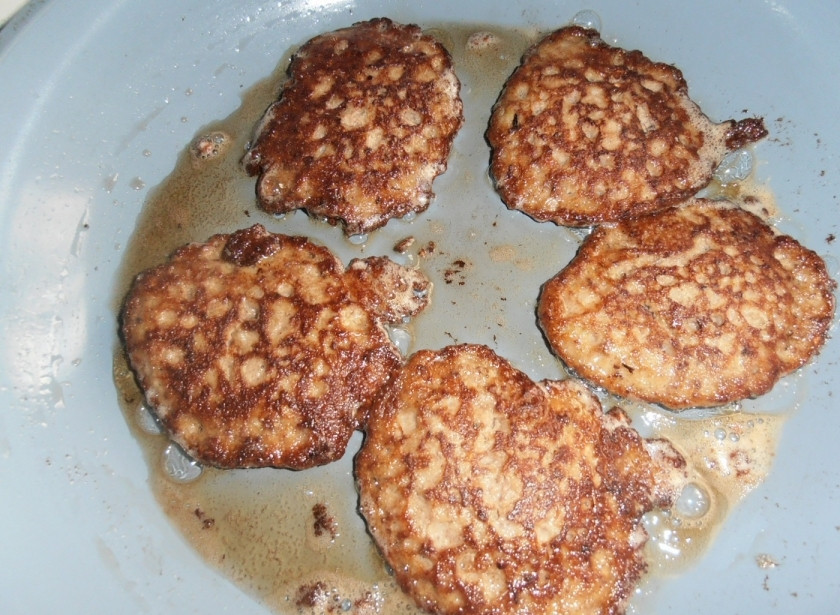 1. Этап. Печеночные котлеты из куриной печени: Обжариваем котлеты в масле с двух сторон до готовности.