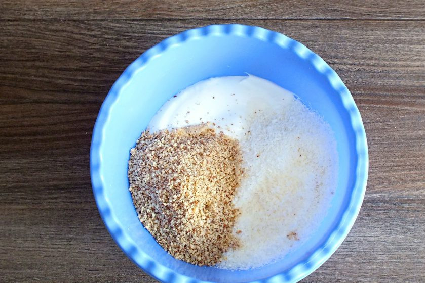 1. Этап. Миндально-кокосовое печенье: Во взбитые белки добавьте кокосовую стружку, измельченные миндальные орехи.