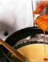 1. Этап. Рулет крабовый: Тонкой струйкой влить молоко, готовить, постоянно мешая. Как только смесь начнет закипать, сразу же снять сотейник с огня. Вбить в мучную массу желтки. Чеснок почистить, нашинковать, вместе с солью и перцем закинуть в смесь. Хорошенько перемешать, дать остыть до комнатной температуры, время от времени помешивайте. Нагреть духовку до 180 °С.