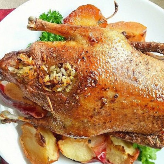Гусь, фаршированный рисом и сухофруктами