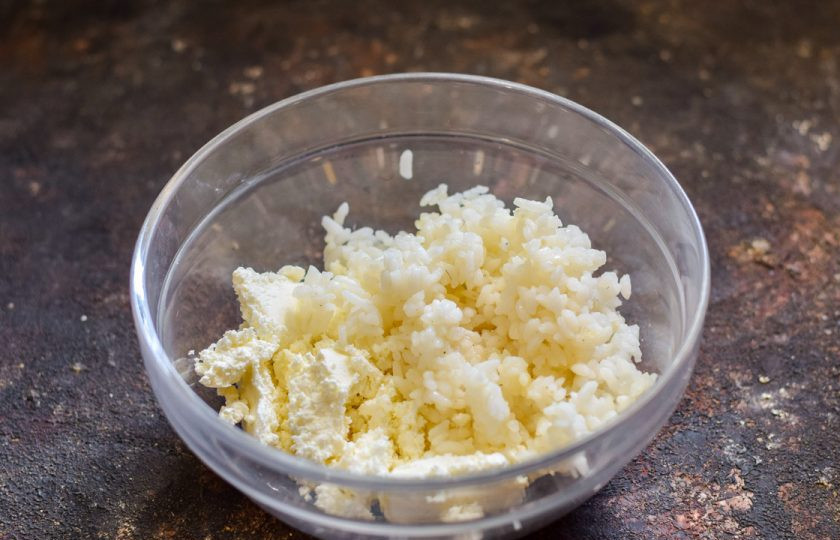 1. Этап. Сырники с рисом: В глубокой емкости соедините творог и вареный рис, можно добавить щепотку соли. Добавьте сахар.