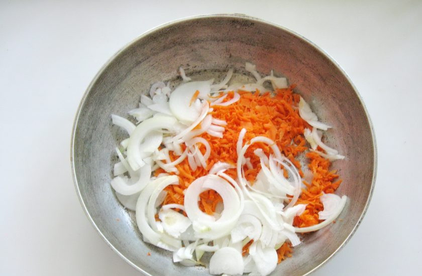 1. Этап. Икра из баклажанов с шампиньонами: Лук и морковь очистите, выложите в сковороду.