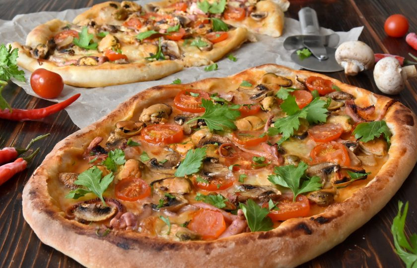 1. Этап. Пицца Том Ям: Выпекайте пиццу в разогретой до 200-230 градусов духовке 10-12 минут.