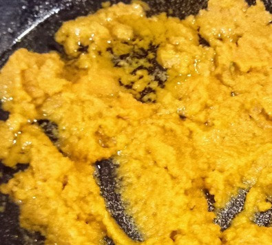 1. Этап. Острые тунисские слойки: В блендере перемешать до однородности лук, морковь, сельдерей и кинзу. В сковороде разогреть оливковое масло и на среднем огне готовить овощную смесь до размягчения и испарения жидкости. У меня это заняло 7 минут.