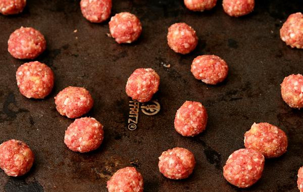 1. Этап. Пицца с фрикадельками, луком и петрушкой: 1. Смешать руками фарш, яйца, ½ чайной ложки соли и щепотку перца. Сформировать фрикадельки около 1 см в диаметре. Разогреть 1 столовую ложку масла в сковороде на средне-сильном огне. Добавить фрикадельки и жарить, пока они хорошо не подрумянятся со всех сторон, в течение примерно 4 минут, раз в минуту переворачивая фрикадельки с помощью шпателя. Протереть сковороду. Нарезать луковицу на ломтики толщиной 8 мм. Нагреть оставшуюся 1 столовую ложку масла в сковороде на средне-сильном огне. Добавить лук и щепотку соли. Жарить, помешивая, пока лук не начнет темнеть по краям, около 8 минут. Уменьшить огонь до средне-медленного и жарить, помешивая, пока лук не станет мягким и золотистого цвета, около 15 минут.