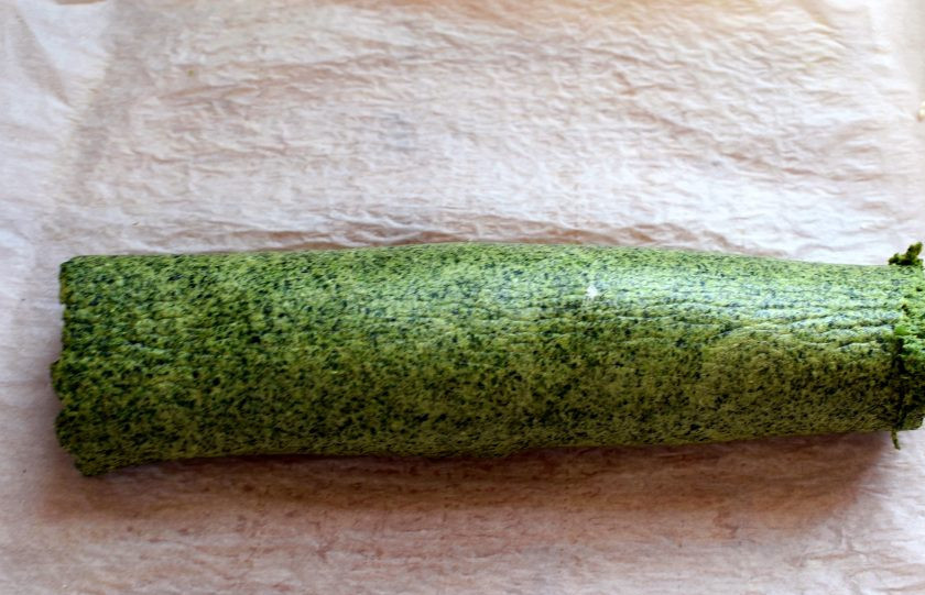 1. Этап. Зеленый рулет на белках: Сверните снова в тугой рулет. Омлет пластичный и прекрасно сворачивается.