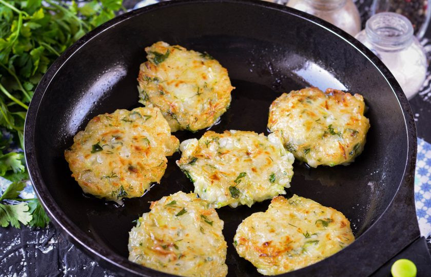 1. Этап. Кабачковые оладьи с рисом: Затем переверните оладьи и жарьте еще столько же времени до получения аппетитной корочки.