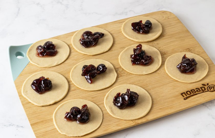 1. Этап. Вареники с вишней из цельнозерновой муки: В центр выложите начинку.