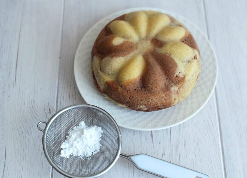 1. Этап. Кекс в пароварке: Кекс переложите на тарелку. Охладите и посыпьте сахарной пудрой.