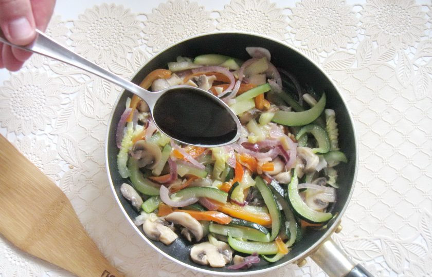 1. Этап. Овощи по-тайски: После влейте соевый соус.