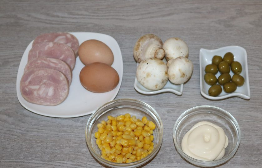 1. Этап. Слоёный салат с жаренными шампиньонами: Подготовьте ингредиенты.