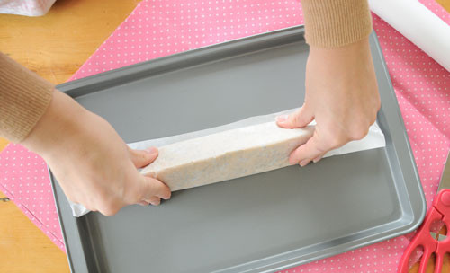 1. Этап. Печенье-валентинки: 2. Заворачиваем и формируем из колбаски треугольник.