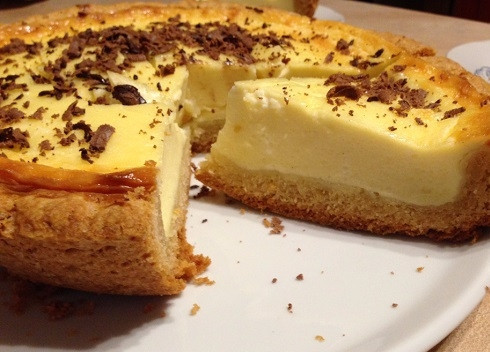 1. Этап. Сметанник: Вот такой пирог получается в разрезе. Я посыпала его тертым шоколадом. Можно полить слегка кисловатым сиропом, получится еще вкуснее.