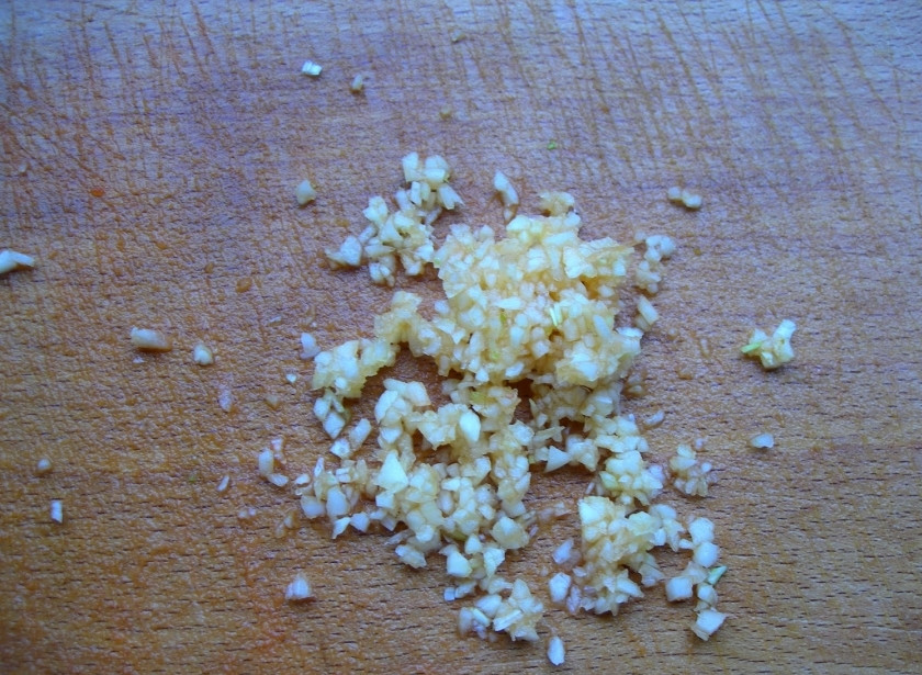 1. Этап. Салат из баклажанов по-корейски: Мелко-мелко рубим чеснок.