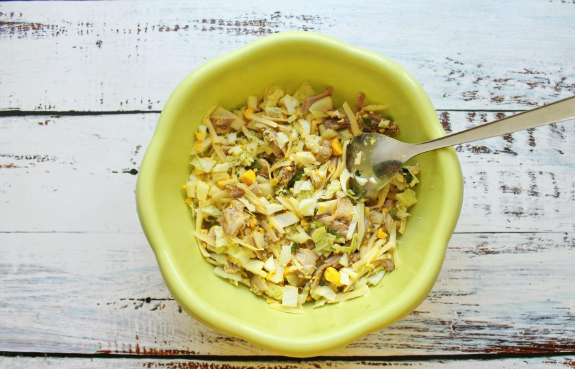 1. Этап. Салат Настроение: Салат посолите, заправьте майонезом, перемешайте и сразу подавайте к столу.