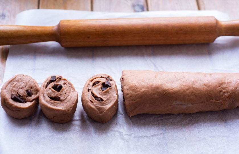 1. Этап. Шоколадные булочки: Скрутите тесто с шоколадом рулетиком и нарежьте на одинаковые части.