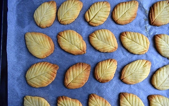 1. Этап. Печенье Весенние листья: Выпекайте в разогретой до 180°C духовке 12-15минут. Ориентируйтесь по своей духовке.