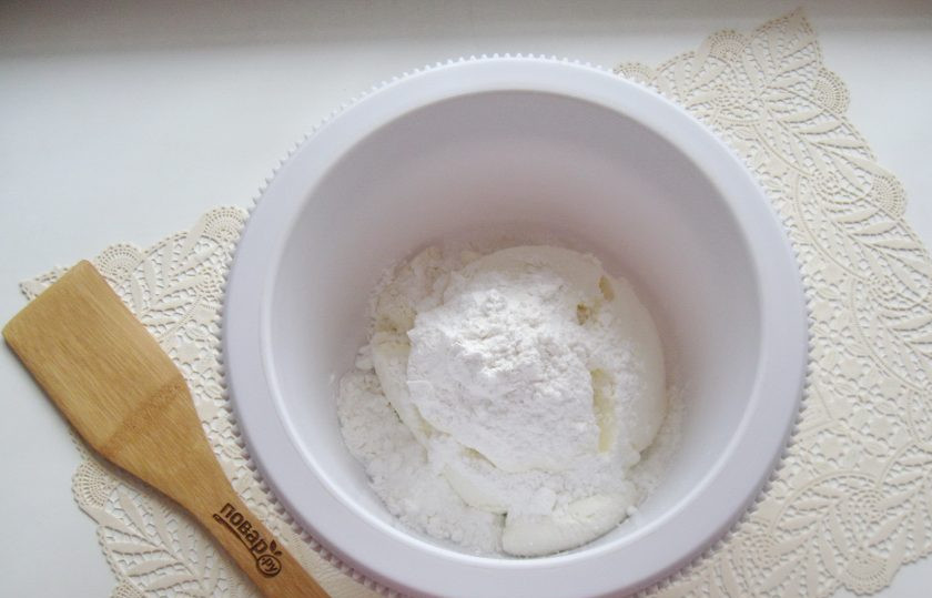 1. Этап. Сметанный торт с грецкими орехами: Приготовьте крем для торта. В миску выложите жирную сметану. Добавьте сахарную пудру и ванильный сахар.