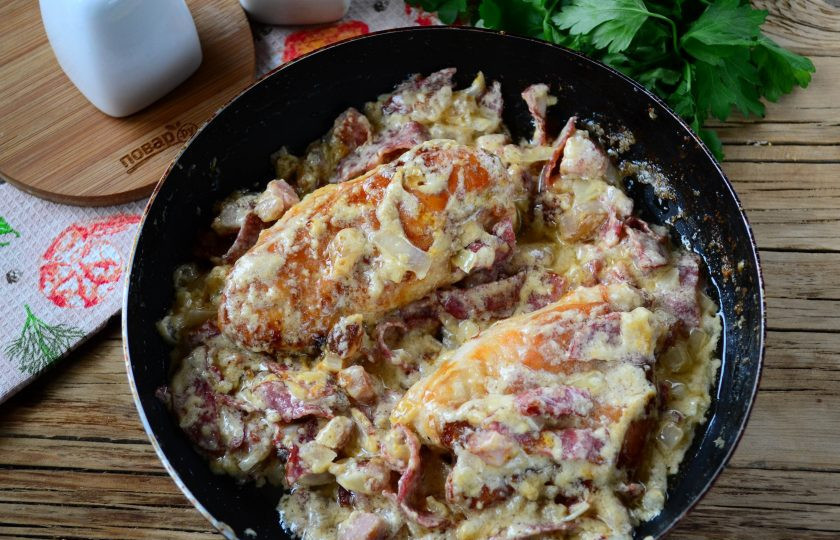 1. Этап. Курица в карбонаре: Перемешайте.