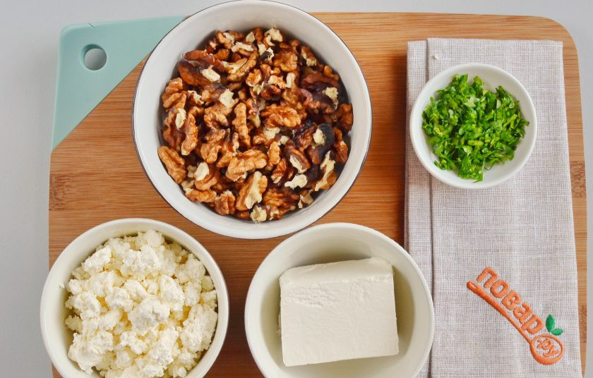 1. Этап. Закуска под коньяк: Подготовьте ингредиенты, я заранее начистила орехи и порезала очень мелко базилик.